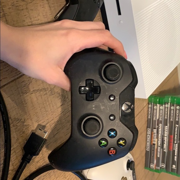 SOLD! XBOX 1S, 27 games, 2 controllers, 1 Elite - Picture 4 of 5
